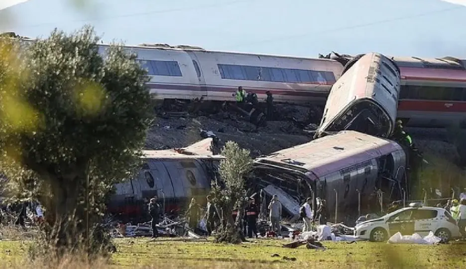 Equipos de emergencia atienden a los pasajeros tras el choque de trenes en España / Captura de pantalla