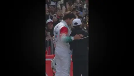 Niño se arriesga por foto de Checo Pérez