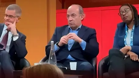 VIDEO: “¡Asesino, lárgate!”, increpan a Felipe Calderón durante foro en París