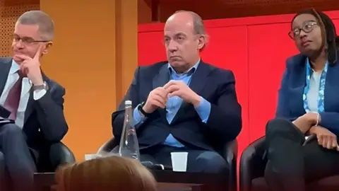 VIDEO: “¡Asesino, lárgate!”, increpan a Felipe Calderón durante foro en París
