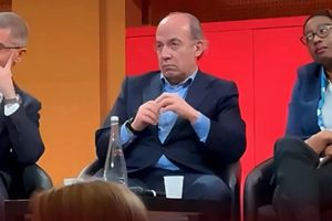 VIDEO: “¡Asesino, lárgate!”, increpan a Felipe Calderón durante foro en París