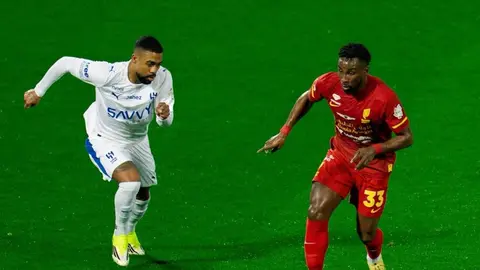 Julián Quiñones en el partido de la Liga Saudí contra Al-Hilal | X: @AlQadsiahEN