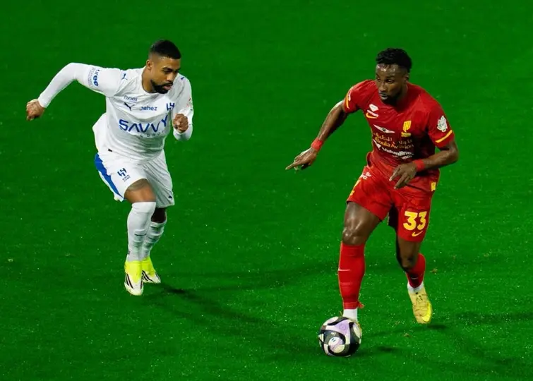 Julián Quiñones en el partido de la Liga Saudí contra Al-Hilal | X: @AlQadsiahEN