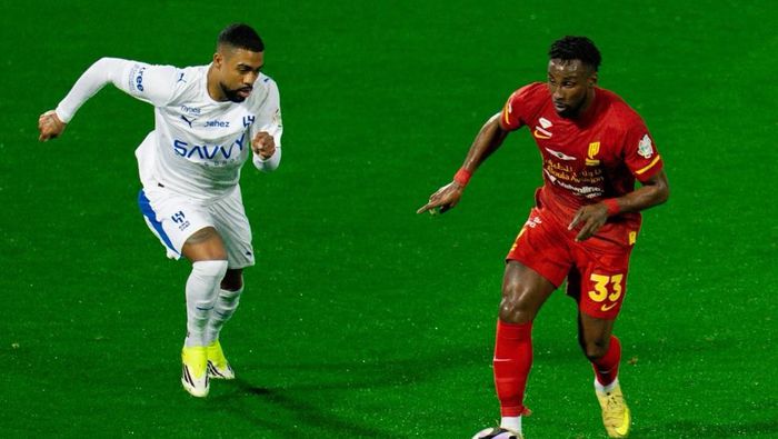 Julián Quiñones en el partido de la Liga Saudí contra Al-Hilal | X: @AlQadsiahEN