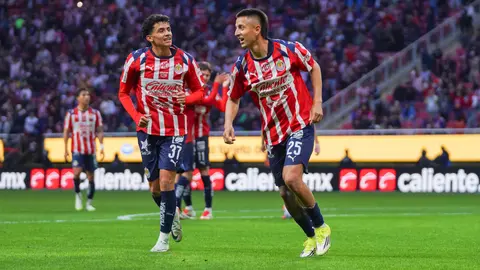 Richard Ledezma y Roberto Alvarado en el partido entre Chivas y Querétaro de la Jornada 3 del Clausura 2025 | IMAGO7