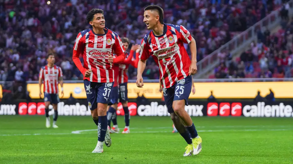 Richard Ledezma y Roberto Alvarado en el partido entre Chivas y Querétaro de la Jornada 3 del Clausura 2025 | IMAGO7