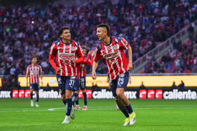 Richard Ledezma y Roberto Alvarado en el partido entre Chivas y Querétaro de la Jornada 3 del Clausura 2025 | IMAGO7