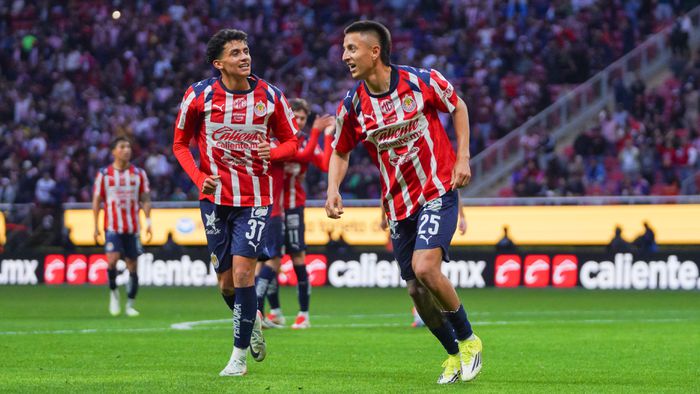 Richard Ledezma y Roberto Alvarado en el partido entre Chivas y Querétaro de la Jornada 3 del Clausura 2025 | IMAGO7