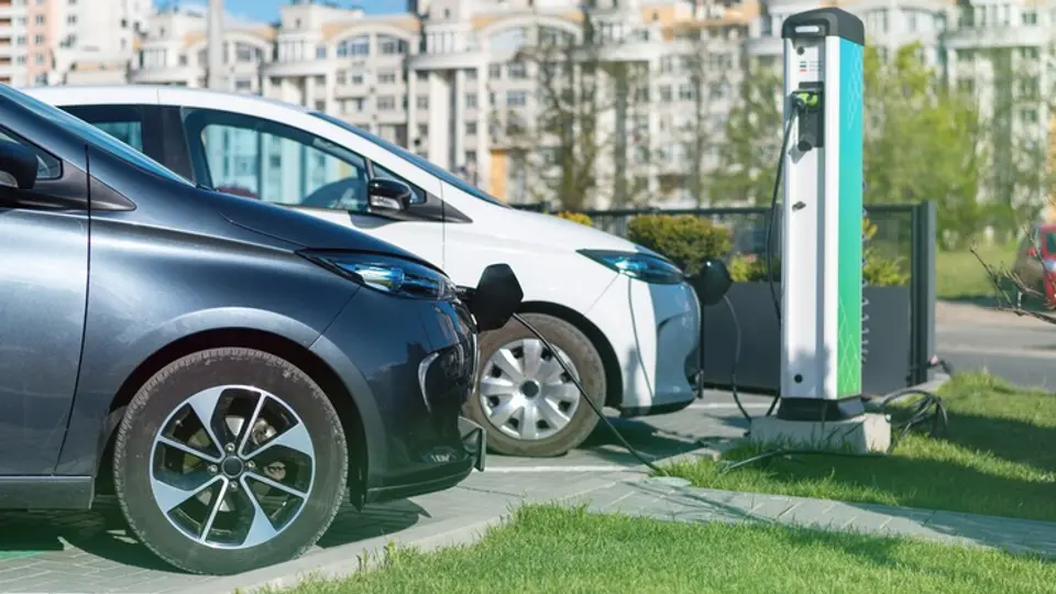 Los autos eléctricos ahora podrá mantener por 6 años su holograma exento / FREEPIK