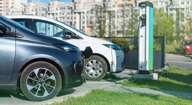 Los autos eléctricos ahora podrá mantener por 6 años su holograma exento / FREEPIK