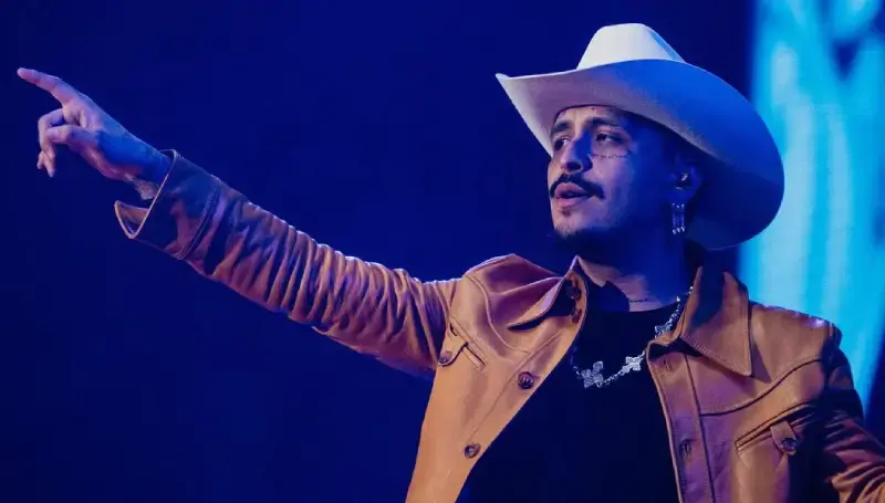 Christian Nodal vivió un momento incómodo cuando fans gritaron el nombre de Belinda en pleno concierto./ @nodal