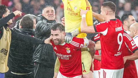 Trubin celebra con sus compañeros tras vencer al Real Madrid | X: @SLBenfica