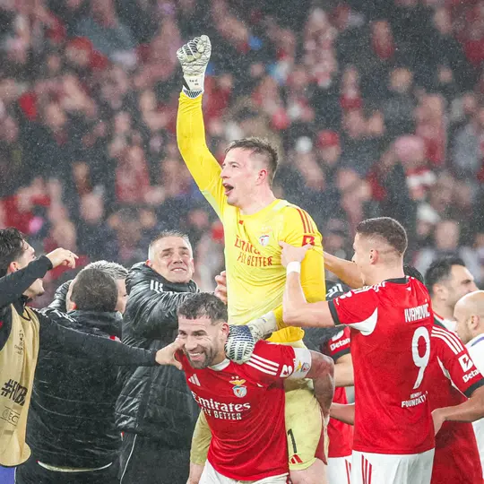 Trubin celebra con sus compañeros tras vencer al Real Madrid | X: @SLBenfica