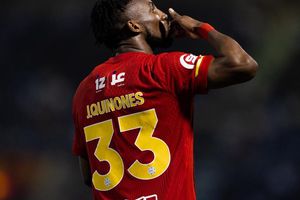 Julián Quiñones celebra tras anotar en el partido de la Liga Saudí contra Al-Hilal | X: @AlQadsiahEN