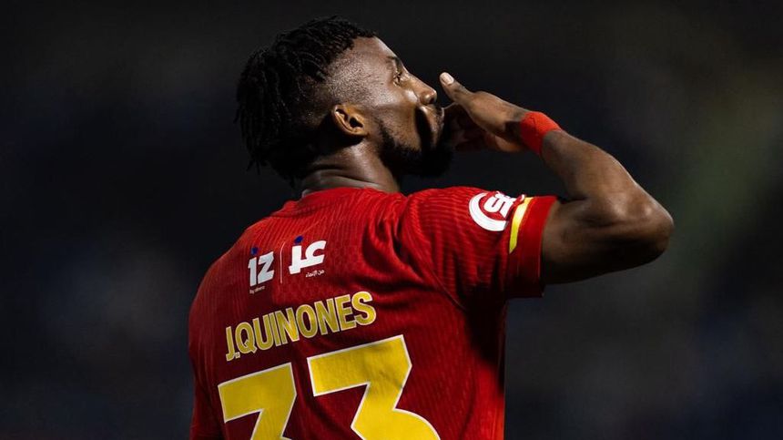 Julián Quiñones celebra tras anotar en el partido de la Liga Saudí contra Al-Hilal | X: @AlQadsiahEN