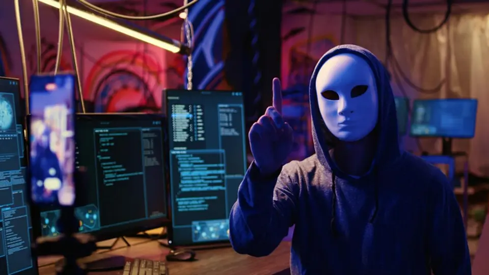 Los ciberdelincuentes buscan robar tus datos bancarios y dinero a la vez / FREEPIK