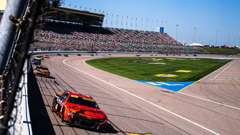 Autos durante una carrera de NASCAR | X:@NASCAR