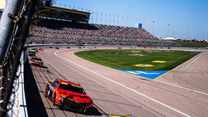 Autos durante una carrera de NASCAR | X:@NASCAR