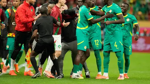 Confrontación entre jugadores de Senegal y Marruecos en la Final de la Copa Africana | AP