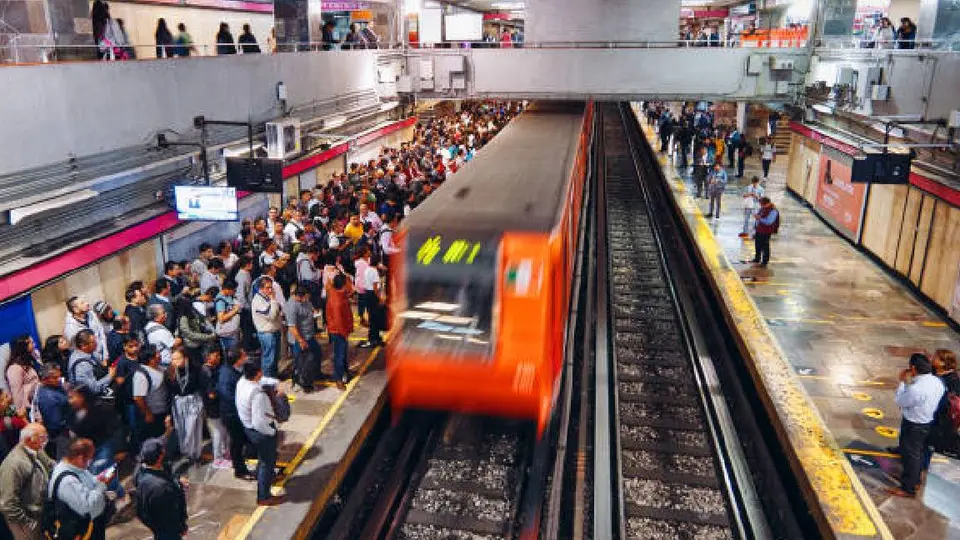 A diario miles de personas viajan en el Metro de la CDMX/Pixabay