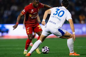 Julián Quiñones en el partido de la Liga Saudí contra Al-Hilal | X: @AlQadsiahEN