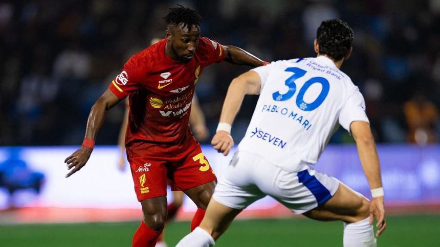 Julián Quiñones en el partido de la Liga Saudí contra Al-Hilal | X: @AlQadsiahEN