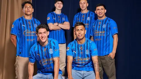 Jugadores con nuevo jersey de Chivas | X: @Chivas