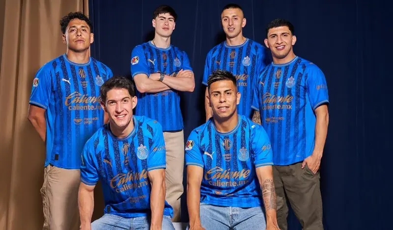 Jugadores con nuevo jersey de Chivas | X: @Chivas