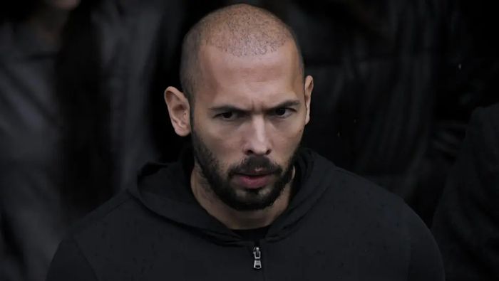 Andrew Tate en su salida de la corte | AP