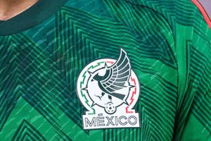 Exfigura de Selección Mexicana lanza un rotundo no a naturalizados: “Solo buscan vivir un Mundial”