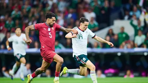 Álvaro Fidalgo enfrentando a jugador de Portugal | MEXSPORT