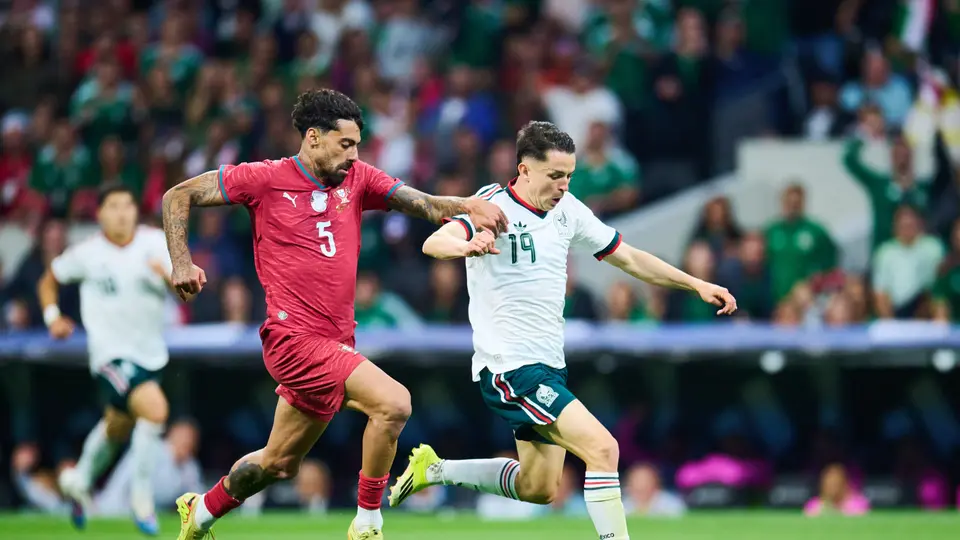 Álvaro Fidalgo enfrentando a jugador de Portugal | MEXSPORT