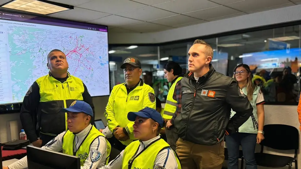 Adrian Rubalcava supervisa la operación de la Línea 2 desde el puesto de mando, con monitoreo permanente a través del sistema de cámaras. / @MetroCDMX