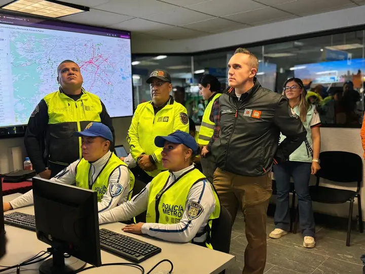 Adrian Rubalcava supervisa la operación de la Línea 2 desde el puesto de mando, con monitoreo permanente a través del sistema de cámaras. / @MetroCDMX