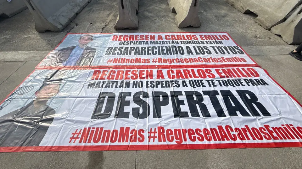 Familiares de desaparecidos exigen justicia durante el evento deportivo. / Gina Sánchez