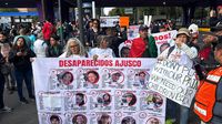 Madres buscadoras protestan en Estadio Banorte antes del México vs Portugal