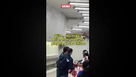 'Hormiga' y Brian Gutiérrez firman una playera de las Chivas