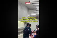 'Hormiga' y Brian Gutiérrez firman una playera de las Chivas