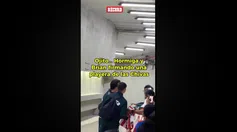 'Hormiga' y Brian Gutiérrez firman una playera de las Chivas