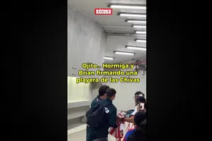 'Hormiga' y Brian Gutiérrez firman una playera de las Chivas
