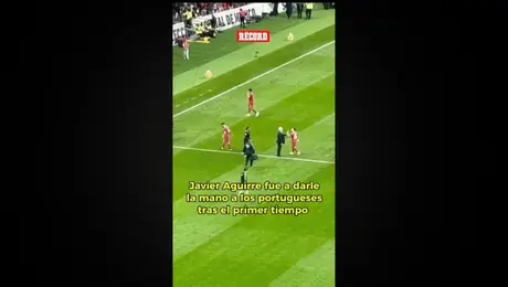 Javier Aguirre fue a saludar a los Portugueses tras el primer tiempo