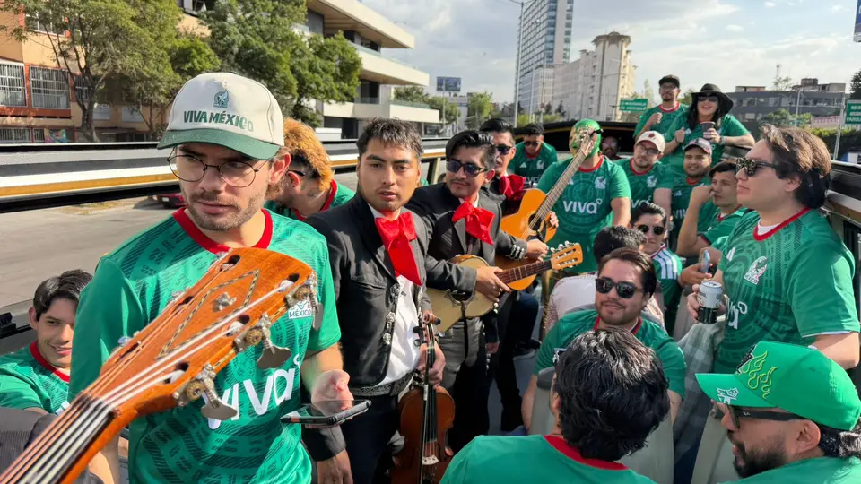 El mariachi y los luchadores, no podían faltar en el transporte de Viva | ESPECIAL