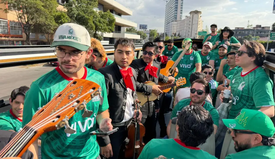 El mariachi y los luchadores, no podían faltar en el transporte de Viva | ESPECIAL