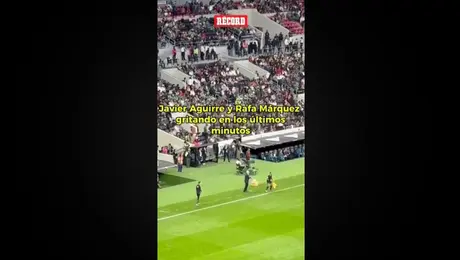 Rafa Márquez y Javier Aguirre dando indicaciones en la recta final del encuentro