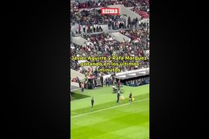 Rafa Márquez y Javier Aguirre dando indicaciones en la recta final del encuentro