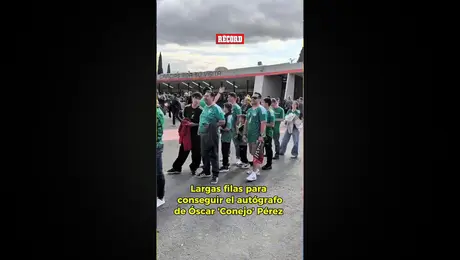 Óscar Pérez está dando autógrafos en el nuevo Estadio Banorte