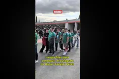 Óscar Pérez está dando autógrafos en el nuevo Estadio Banorte