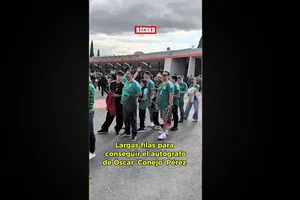 Óscar Pérez está dando autógrafos en el nuevo Estadio Banorte