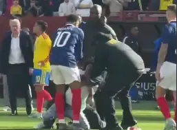 Momento en que seguridad taclea a niño l CAPTURA