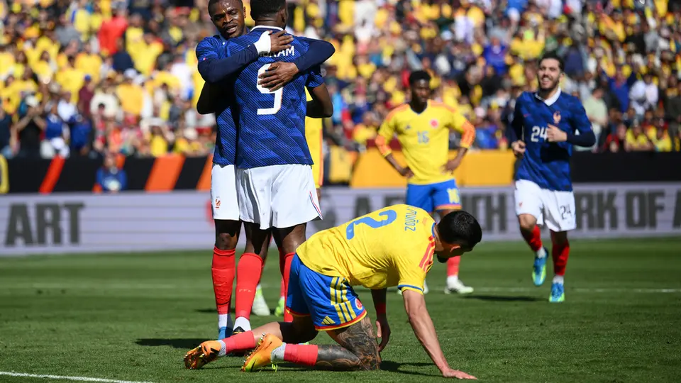 Marcus Thuram y Pierre Kalulu celebran en el partido amistoso de Francia contra Colombia | AP
